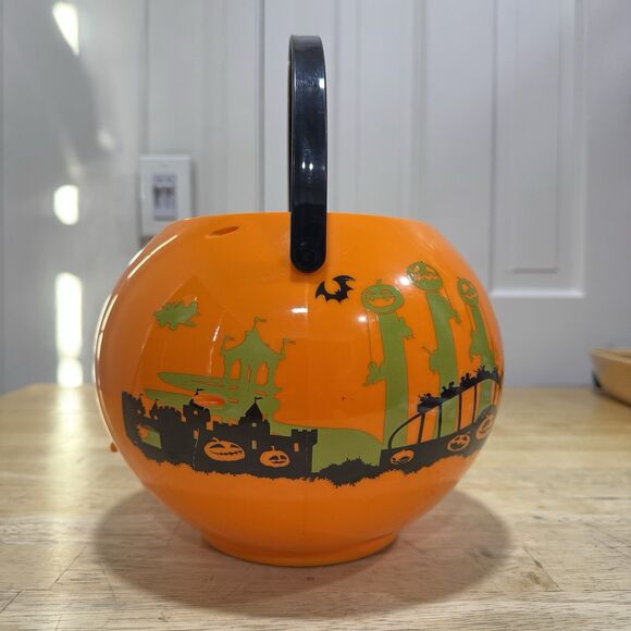 LEGOLAND California Hotel Pumpkin Candy Bucket 2018 Halloween Plastic FLAWED GUC - Picture 3 of 12